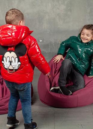 Демисезонная детская куртка красного цвета из лаковой плащевки и нашивкой3 фото