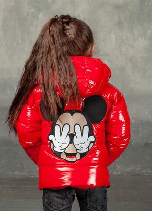Демісезонна дитяча куртка червоного кольору з лакової плащової тканини та нашивкою6 фото