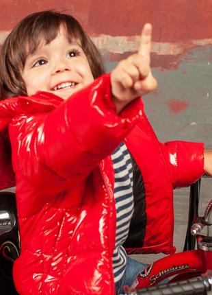 Демисезонная детская куртка красного цвета из лаковой плащевки и нашивкой5 фото