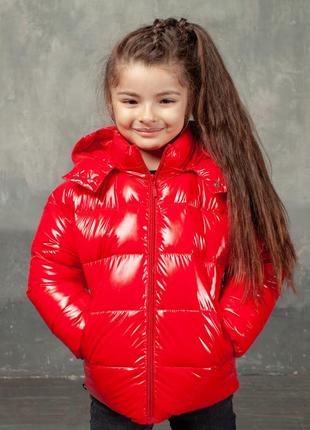 Демисезонная детская куртка красного цвета из лаковой плащевки и нашивкой