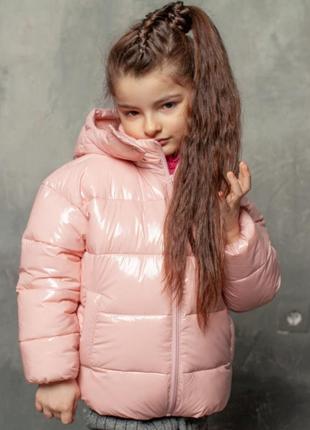Демисезонная детская куртка розового цвета из лаковой плащевки2 фото