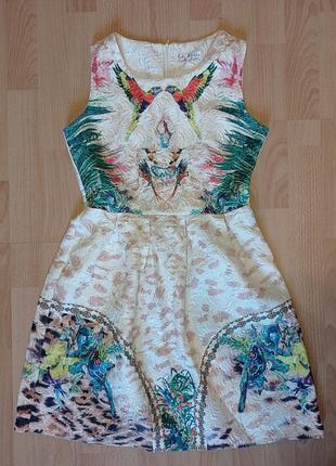 Стильное платье с модным принтом