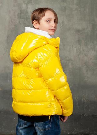 Демисезонная желтая куртка на подростка из лаковой плащевки2 фото