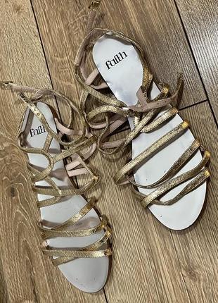 Стильні золоті босоніжки