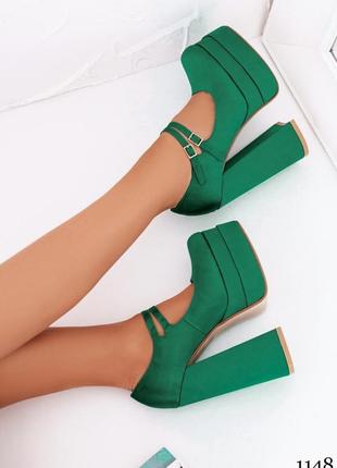 Жіночі зелені туфлі на високих підборах і платформі з квадратним носком3 фото