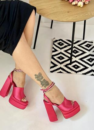 Женские атласные босоножки на высоком каблуке и платформе с квадратным носком розовые малиновые7 фото