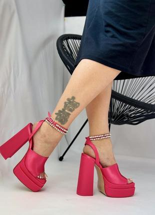 Женские атласные босоножки на высоком каблуке и платформе с квадратным носком розовые малиновые5 фото