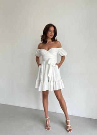 Эффекктное белое платье с красивым лифом
