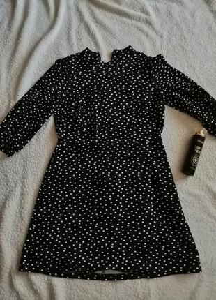 Короткое платье черного цвета в горошек