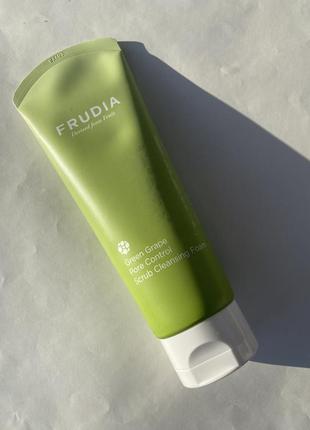 💚очищаюча пінка-пілінг для обличчя з екстрактом зеленого винограду frudia green grape pore scrub cleansing foam