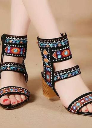 Босоножки с вышивкой