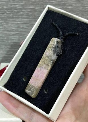 Натуральный камень родонит кулон - срез кристалла на шнурочке экошелк - оригинальный подарок парню, девушке4 фото
