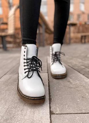 Dr.martens white кожаные ботинки с мехом в белом цвете /осень/зима/весна😍5 фото