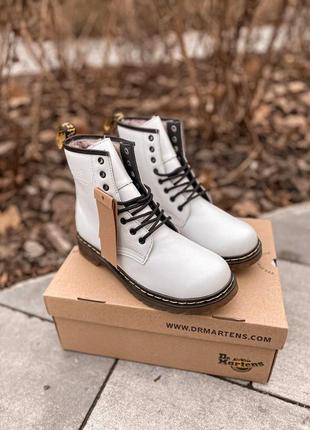 Dr.martens white кожаные ботинки с мехом в белом цвете /осень/зима/весна😍10 фото