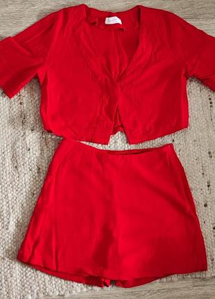 Костюм льняной красный топ юбка - шорты 
размер s
замеры на фото2 фото