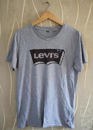 Футболка с большим лого levis