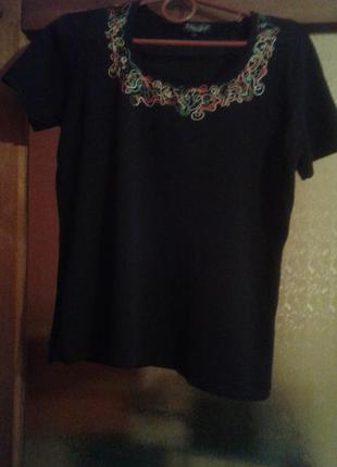 Футболка з вишивкою