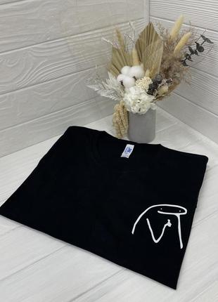 Черная футболка - с минималистичным принтом