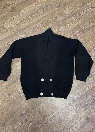 Кардиган черный двоюродный с золотыми пуговицами