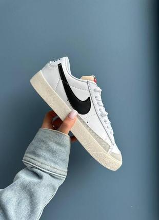 Классные кроссовки nike blazer low 77 vintage white black logo белые с чёрным лого