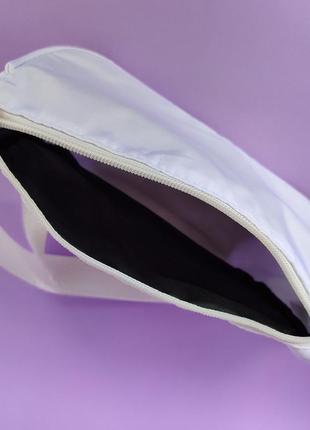 Белая нейлоновая сумочка с цепочками10 фото
