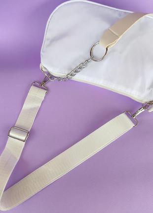 Белая нейлоновая сумочка с цепочками9 фото