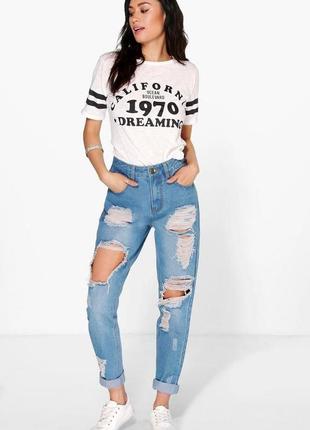 Трендовые женские джинсы мом с рваностями от boohoo