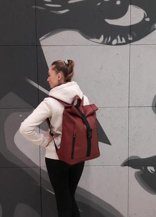 Жіночий бордовий рюкзак-рол для подорожей5 фото