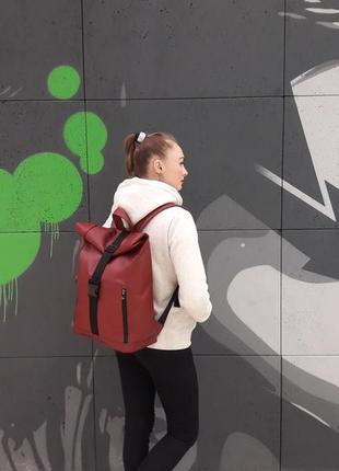 Женский бордовый рюкзак-ролл для путешествий4 фото