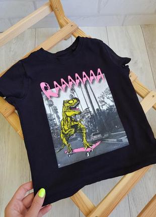 Черная футболка с динозавром🦖
фирмы primark 
2/3 года (98см)
состояние: идеальный