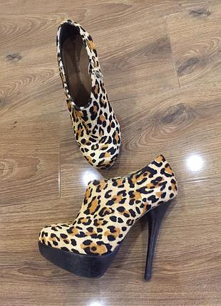 Обалденные ботильоны из меха пони ведущего бренда