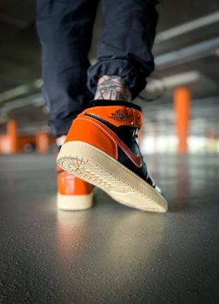 Чоловічі кросівки nike air jordan 1 retro high og "black/orange"8 фото