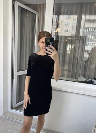 Мінімалістична чорна оксамитова сукня