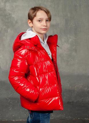 Демісезонна червона куртка на підлітка з лакової плащової тканини2 фото