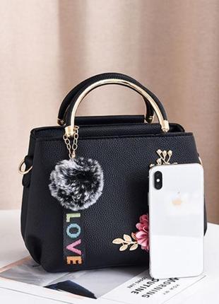 Маленькая женская сумочка с меховым брелком и цветочным украшением4 фото
