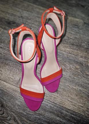 Фиолетовые красные босоножки на заколке каблуках от aldo4 фото