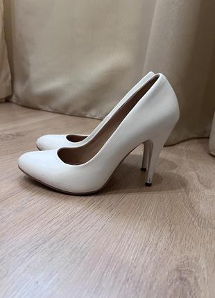 Белые женские туфли на каблуке3 фото
