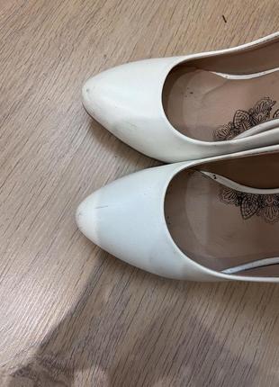 Белые женские туфли на каблуке2 фото