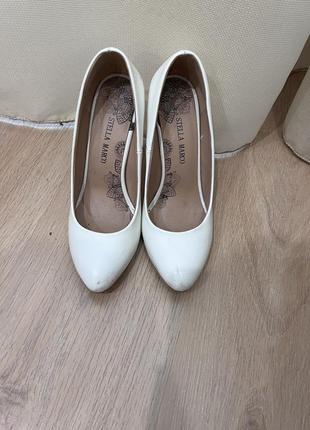Белые женские туфли на каблуке1 фото