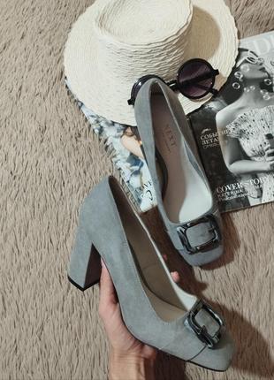 Шикарні туфлі з ремінцем і квадратним носиком на стійкому каблуку