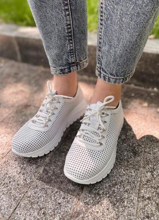 Белые легкие кроссовки кеды, кроссовки из натуральной кожи с перфорацией женская повседневная обувь