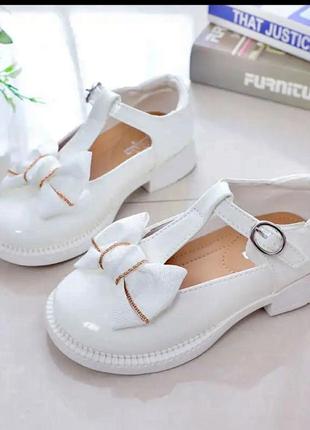 Красивые белые туфли для девочек2 фото