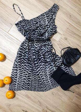 Платье асимметричное.