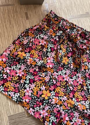 Женские шорты в цветок2 фото