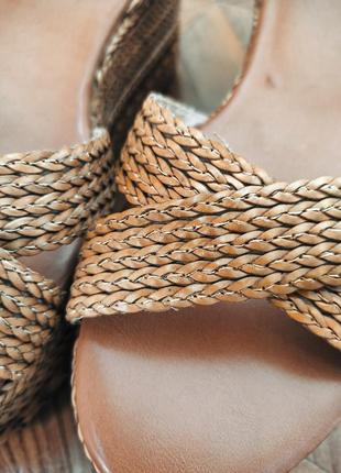 Трендові плетені босоніжки на платформі бежеві кемел коричневі5 фото