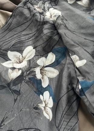 Платье серое в цветочный принт размер м-л4 фото