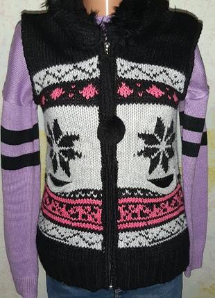 Жилетка теплая на молнии с капюшоном