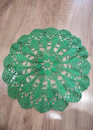 Салфетка вязанная крючком 62см