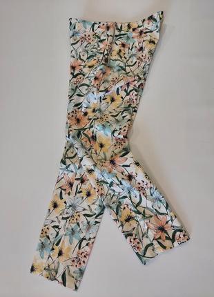 Крутые укороченный брюки f&f в цветочный принт 44-468 фото