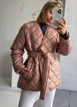 Женская демисезонная стеганная куртка с поясом